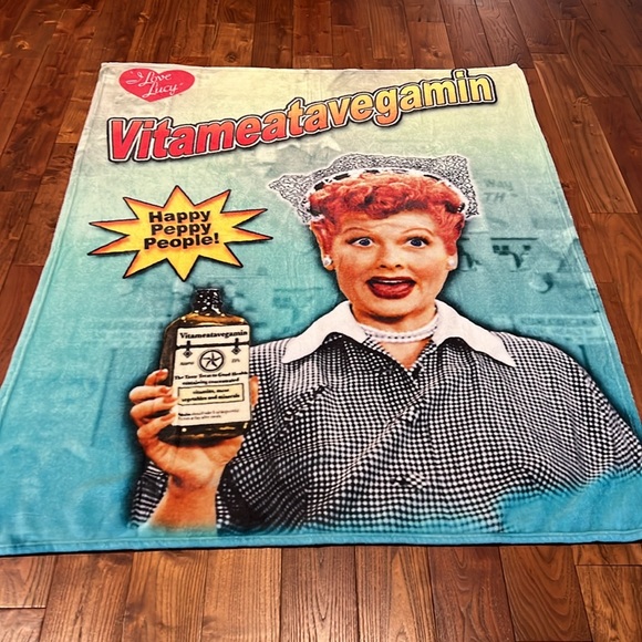 I Love Lucy Vitameatavegamin fleece Throw Blanket - Picture 4 of 7